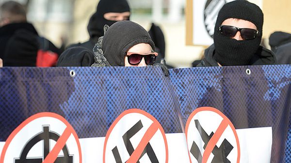 Uczestnicy marszu antyfaszystów