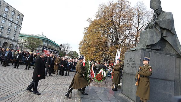 Prezydent Bronisław Komorowski składa wieniec przed pomnikiem kard. Wyszyńskiego