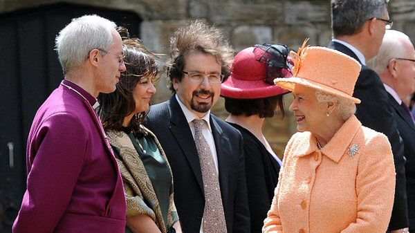 Biskup Justin Welby (pierwszy z lewej)