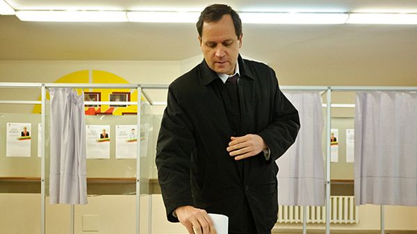 Przewodniczący AWP Litwie Waldemar Tomaszewski podczas głosowania w lokalu wyborczym w Wilnie