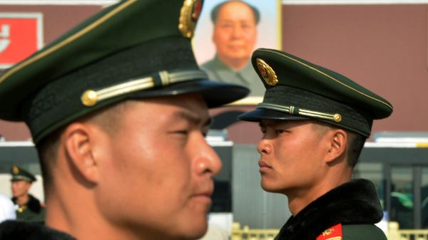 Patrol policji na placu Tiananmen w Pekinie
