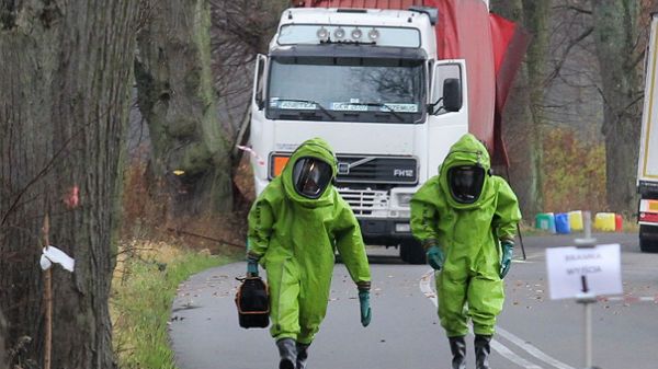 Strażacy z jednostki ratownictwa chemicznego zabezpieczają teren po wypadku