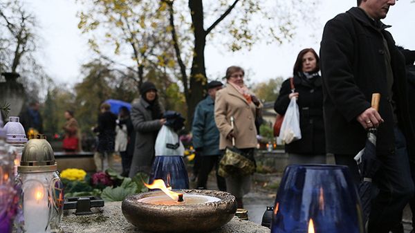 "Nie chcieliśmy stawać na drodze ludziom zaangażowanym w wypełnianie tradycji odwiedzania zmarłych"