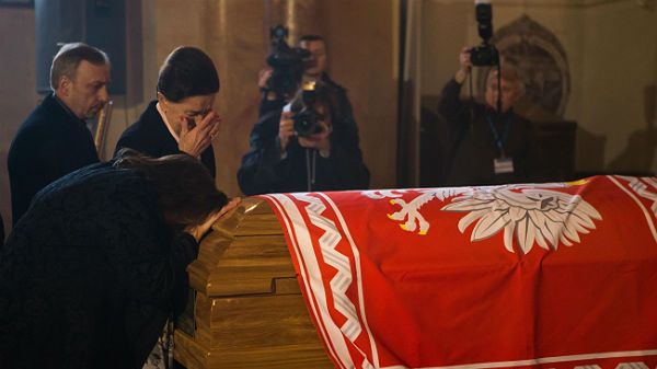 Minister kultury Bogdan Zdrojewski oraz rodzina, żona prezydenta Karolina Kaczorowska i jedna z córek Jagoda Kaczorowska przy trumnie z ciałem Ryszarda Kaczorowskiego
