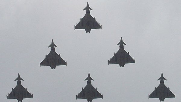 Formacja brytyjskich myśliwców Eurofighter Typhoon