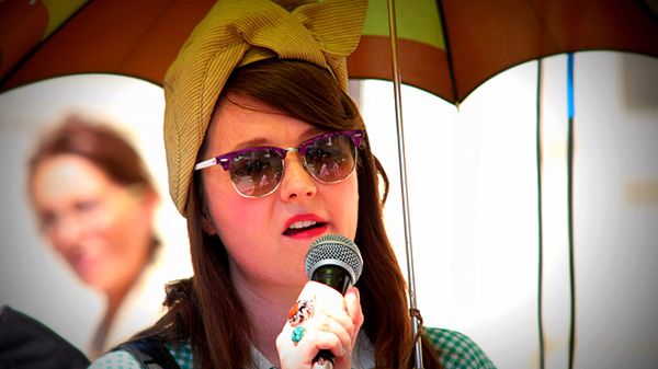 Katy Carr w czasie protestu pod Ogniskiem Polskim w Londynie