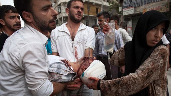 Rodzina przenosi rannego podczas walk w Aleppo