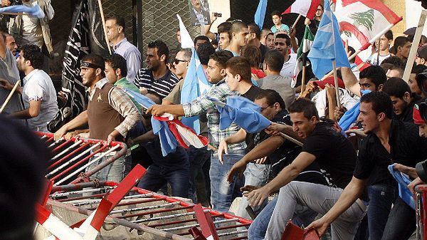 Demonstranci szturmują siedzibę szefa rządu