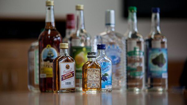 Butelki nielegalnego alkoholu, takie same jak te, w których w Czechach sprzedawany był trujący alkohol metylowy