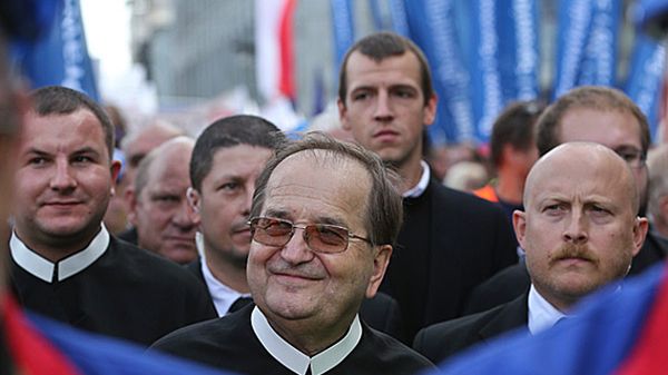 Dyrektor Radia Maryja o. Tadeusz Rydzyk idzie w marszu protestacyjnym "Obudź się Polsko!