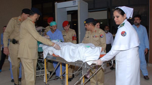 Ranna Malala Yousufzai w drodze na lotnisko, skąd została przetransportowana do Wielkiej Brytanii