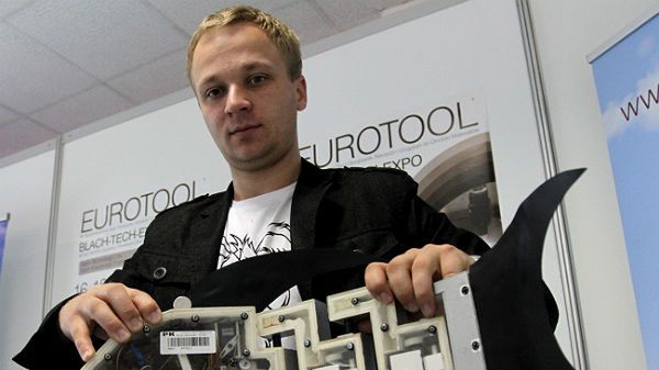 Marcin Malec, współtwórca cyberryby, pokazuje prototyp