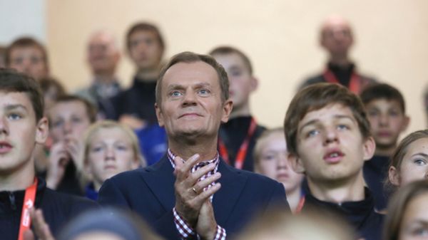 Prezes Rady Ministrów pośród dzieci podczas ogólnopolskiego finału "III Turnieju Orlika o Puchar Premiera Donalda Tuska" w Warszawie