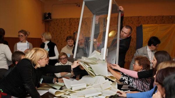Liczenie głosów po wyborach na Ukrainie