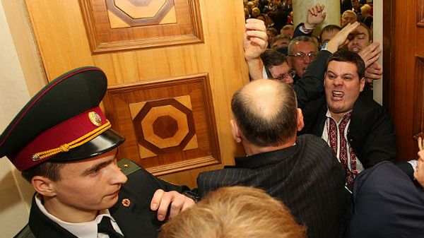 Przedstawiciele Swobody wyrzucili z sali obrad Ołeksandra Tabałowa i jego syna Andrija