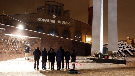 Młodzi Demokraci zapalili znicze pod Pomnikiem Krzyżem przy KWK Wujek w Katowicach