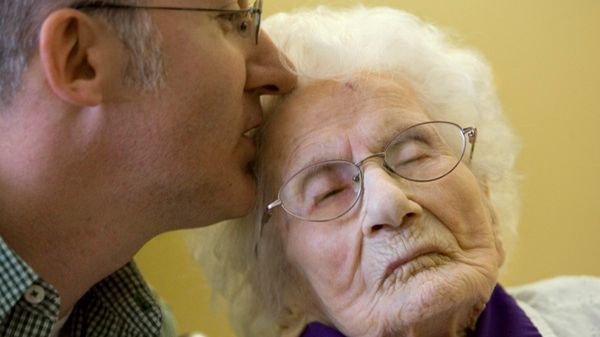 Besse Cooper z wnukiem