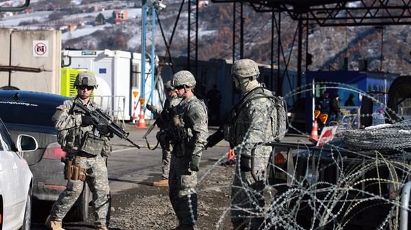 Żołnierze KFOR na przejściu granicznym w Jarinje