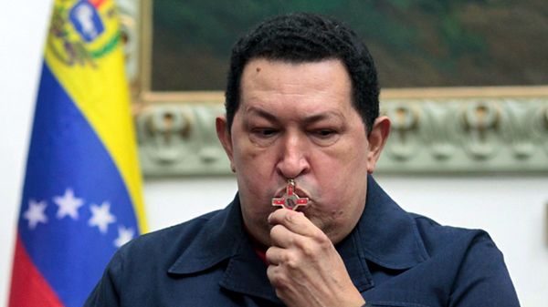 Hugo Chavez całuje krzyżyk podczas wystąpienia telewizyjnego z 8 grudnia 2012 roku