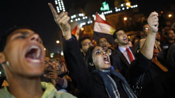 Protest przed pałacem prezydenckim w Kairze