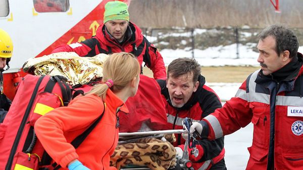 Ratownicy medyczni oraz ratownicy TOPR transportują do zakopiańskiego szpitala turystę, którego w Tatrach porwała lawina