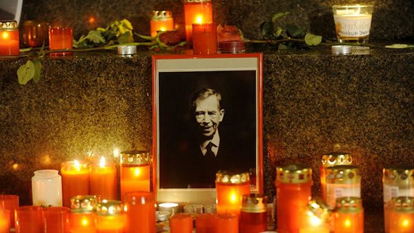 Portret Vaclava Havla wśród zniczy w pierwszą rocznicę śmierci