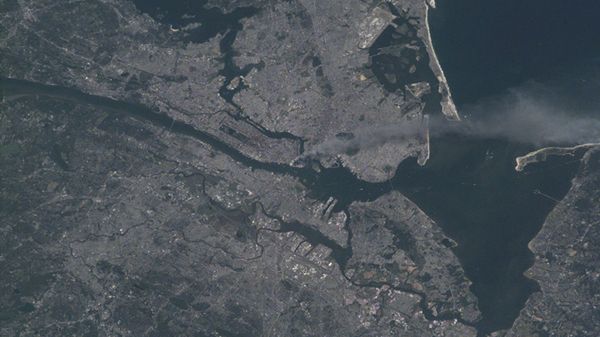 Manhattan widziany z kosmosu 11 września 2001 roku
