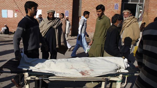 Bliscy transportują ciało jednej z ofiar