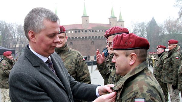 Tomasz Siemoniak odznacza żołnierzy XI zmiany PKW Gwiazdami Afganistanu