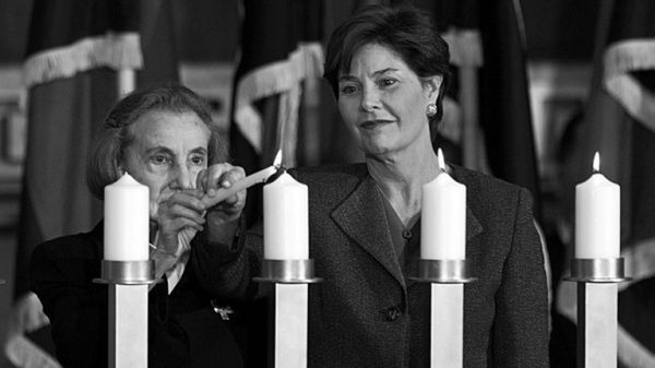 Vladka Meed (na zdj. z lewej) i Laura Bush w kwietniu 2001 roku