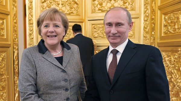 Niemiecka kanclerz Angela Merkel i prezydent Rosji Władimir Putin podczas spotkania na Kremlu