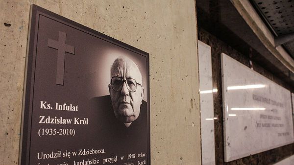 Krypta księdza infułata Zdzisława Króla - opiekuna rodzin katyńskich, tragicznie zmarłego w katastrofie smoleńskiej, w Panteonie Wielkich Polaków w Świątyni Opatrzności Bożej