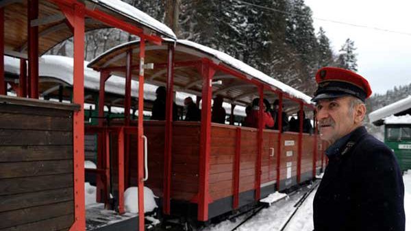 Dyżurny ruchu Stanisław Wróbel na stacji Bieszczadzkiej Kolejki Leśnej w Majdanie