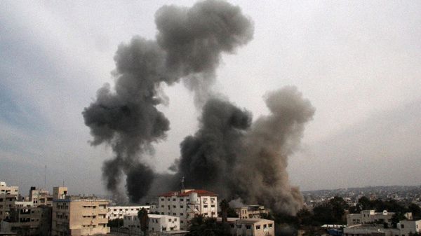 Dym unoszący się nad miastem Gaza po ostrzale