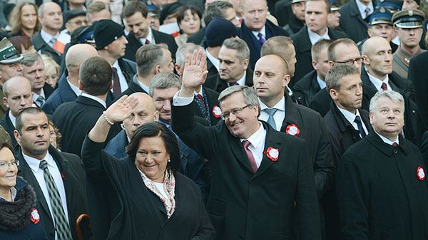 Bronisław Komorowski z żoną podczas marszu 11 listopada
