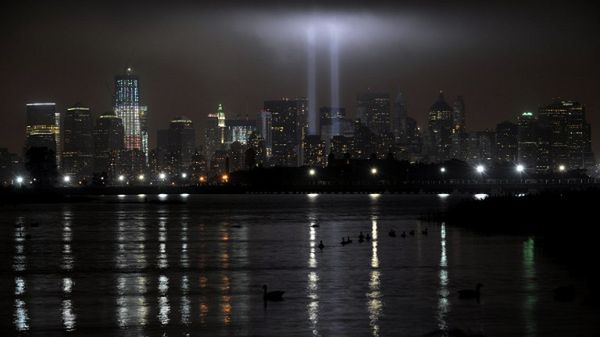 Słupy światła w miejscu zniszczonych wież WTC