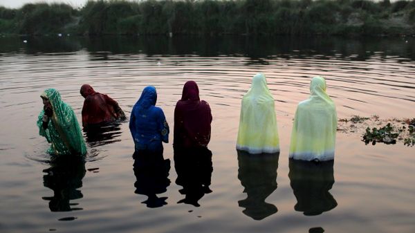 Nad brzegami Gangesu zebrały się setki wyznawców hinduizmu