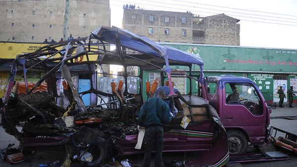 Wrak minibusu w Nairobi