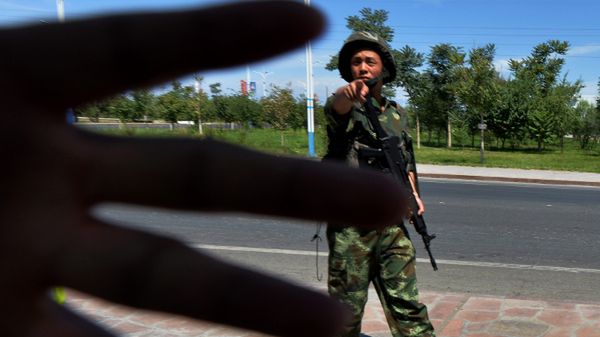 Chiński wojskowy zakazuje robienia zdjęć, prowincja Sinkiang