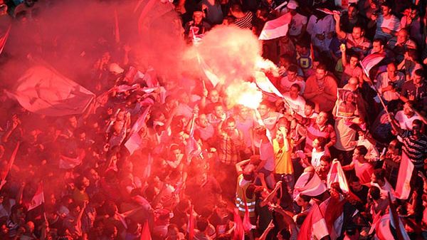 Tłum wiwatujący na placu Tahrir