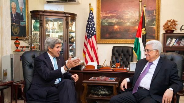 John Kerry, sekretarz stanu USA, i Mahmud Abbas, prezydent Autonomii Palestyńskiej