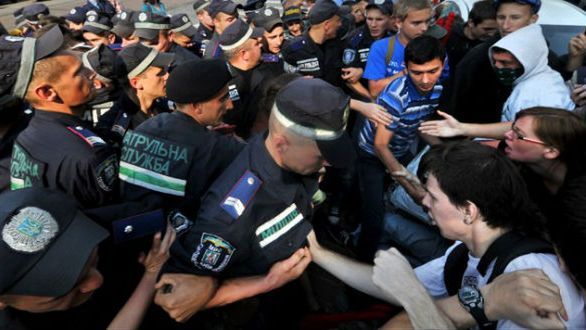 Ukraińscy milicjanci w starciu z cywilami