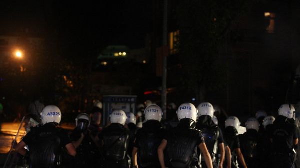 Turecka policja w Ankarze rozpędza antyrządowe demonstracje, 28 czerwca 2013 r.