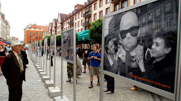 Wystawa poświęcona akcją Pomarańczowej Alternatywy, Wrocław 2004 r.