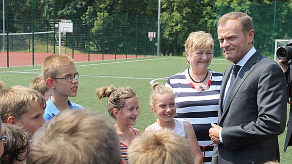 Donald Tusk oraz kandydatka na prezydenta Elbląga Elżbieta Gelert podczas spotkania z dziećmi