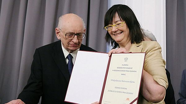 RPO prof. Irena Lipowicz wręcza odznakę honorową  prof. Władysławowi Bartoszewskiemu