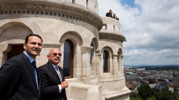 Szefowie dyplomacji Polski i Węgier, Radosław Sikroski i Janos Martonyi