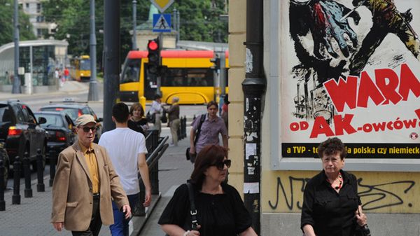 Przeciwnicy niemieckiego serialu rozwiesili w Warszawie plakaty