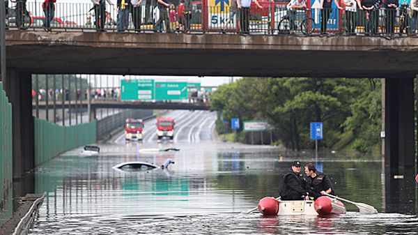 Strażacy kontrolują zatopione samochody na Trasie AK  w Warszawie.