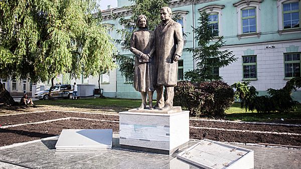 Montaż pomnika przedstawiającego Marię i Lecha Kaczyńskich